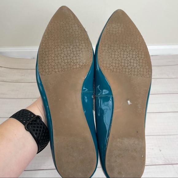 Pointed toe shiny green flats - Picture 4 of 5